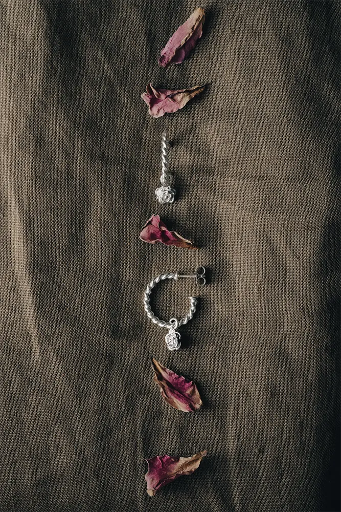 BOUCLES D OREILLES ROSES