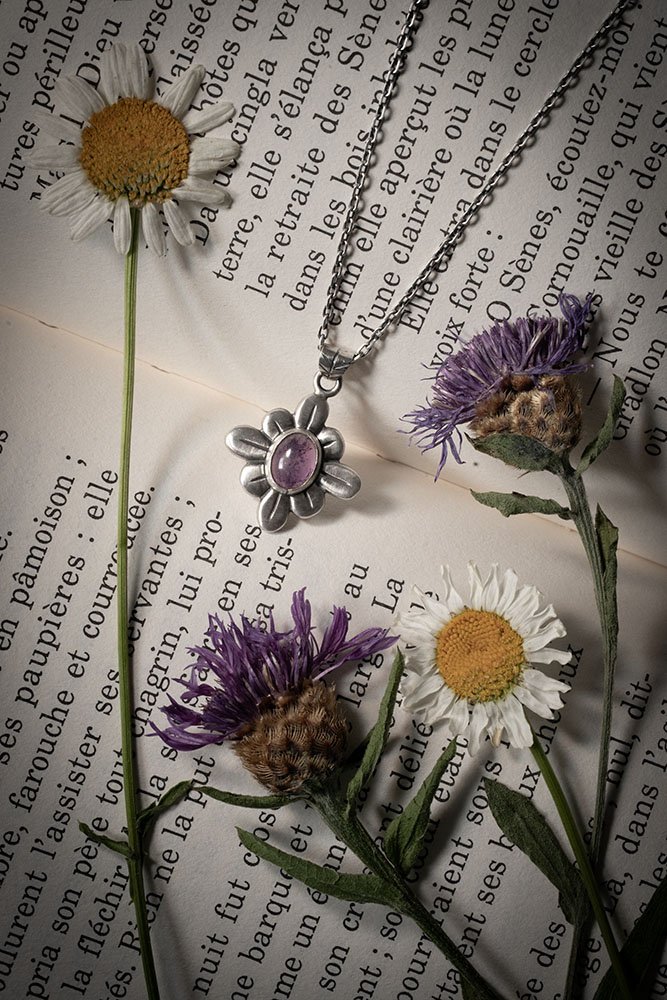 COLLIER AMELIA