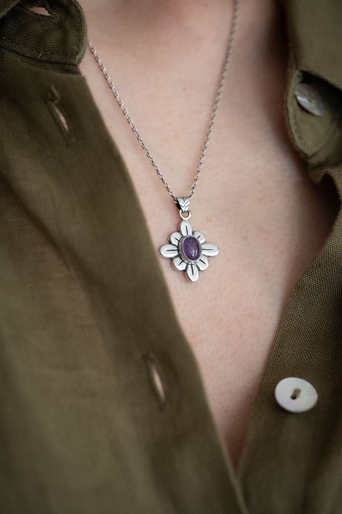 COLLIER AMELIA